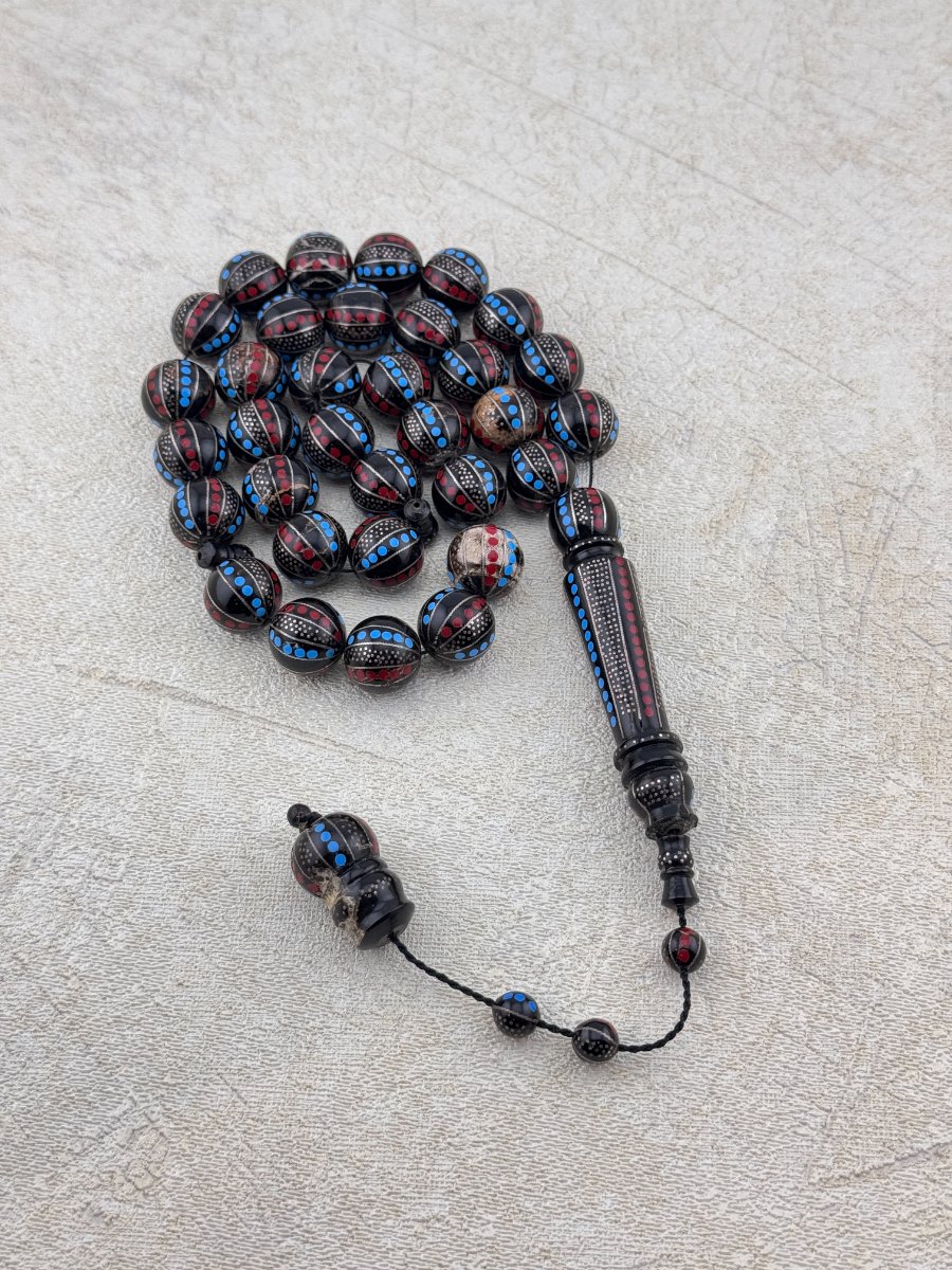 مسبحة فضة مكية مطعّمة بالمينا