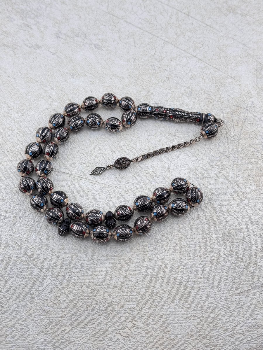 مسبحة فضة مصرية مطعّمة بالمينا الفاخر