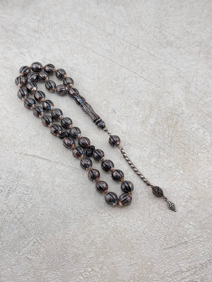 مسبحة فضة مصرية مطعّمة بالمينا الفاخر