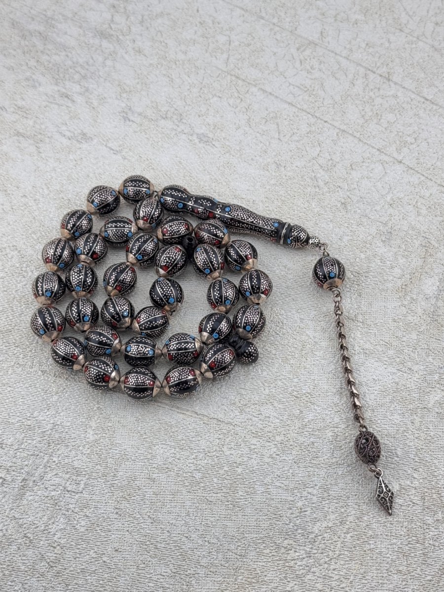 مسبحة فضة مصرية مطعّمة بالمينا الفاخر