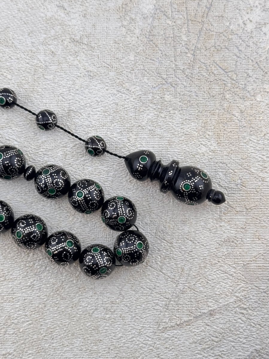 مسبحة يسر دك فضه مكي قديم  مطعم بحجر الزمرد